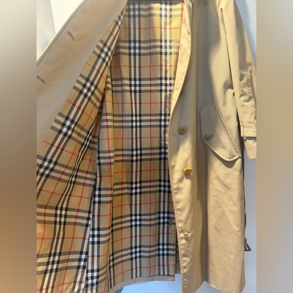 Burberry Tan Trench Coat. It's perfect. Too small for me. Marked M. Is really S. - Picture 4 of 7